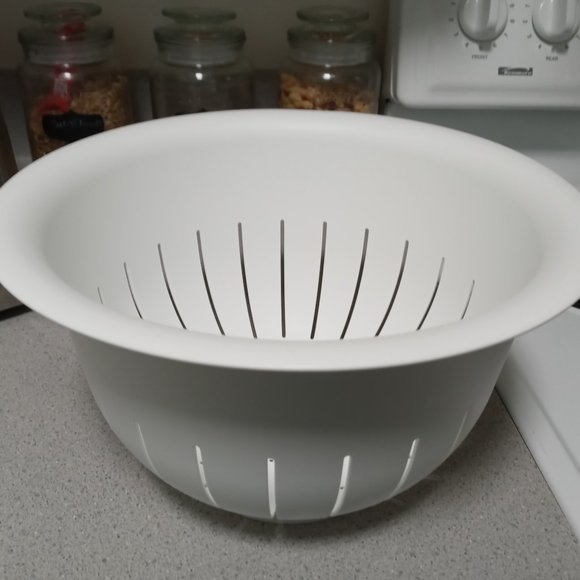 Large White Colander - Picture 2 of 4